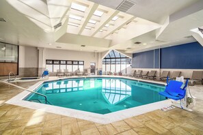 Una piscina cubierta (de 06:00 a 22:00), tumbonas