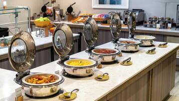 Se ofrece un desayuno completo todos los días (por un coste adicional)