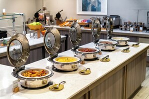 Desayuno completo todos los días (con cargo) 