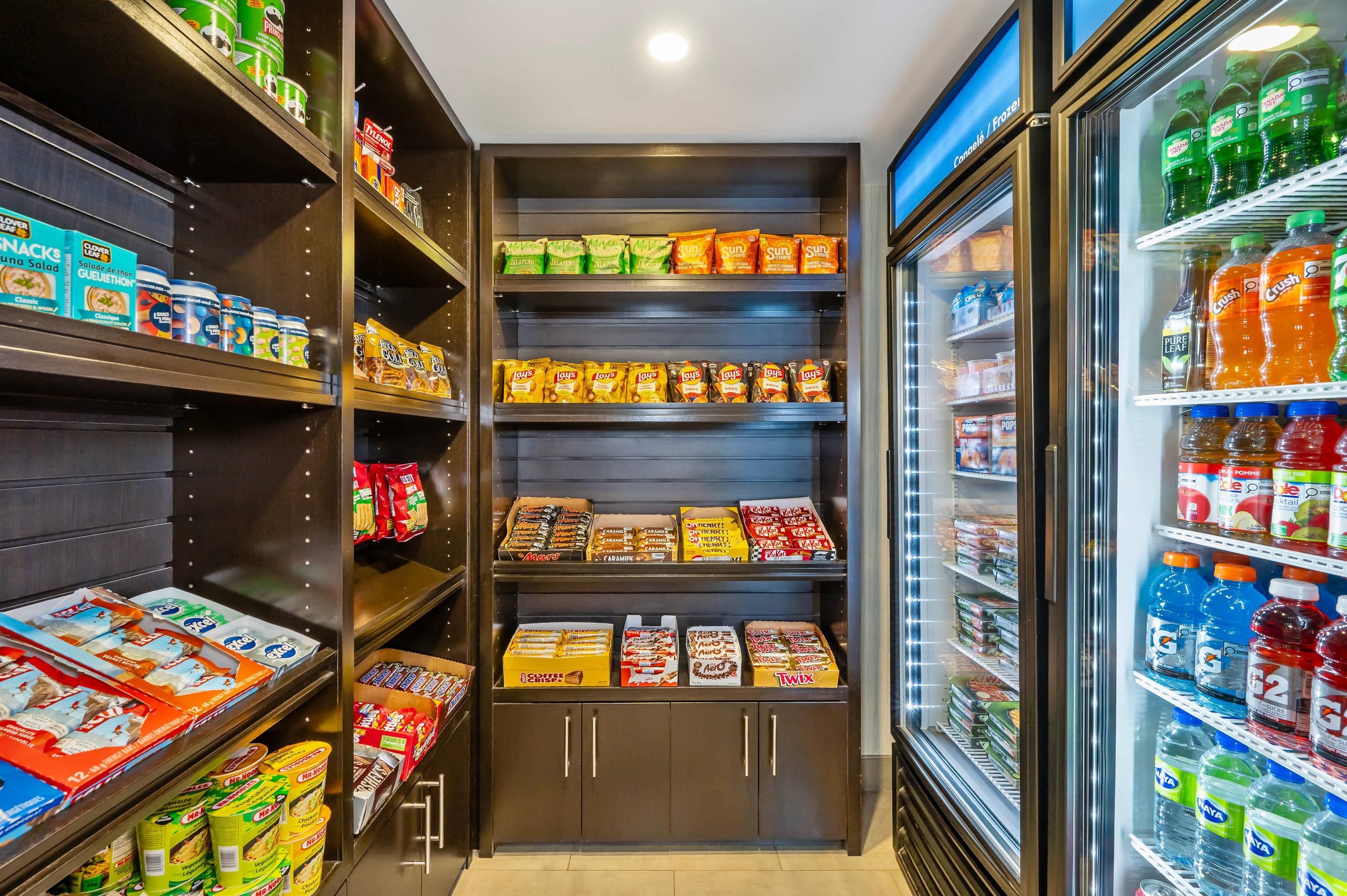 Un'area refrigerata con svariati snack, bevande e alimenti surgelati.