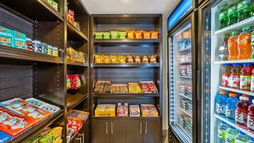 Un'area refrigerata con svariati snack, bevande e alimenti surgelati.