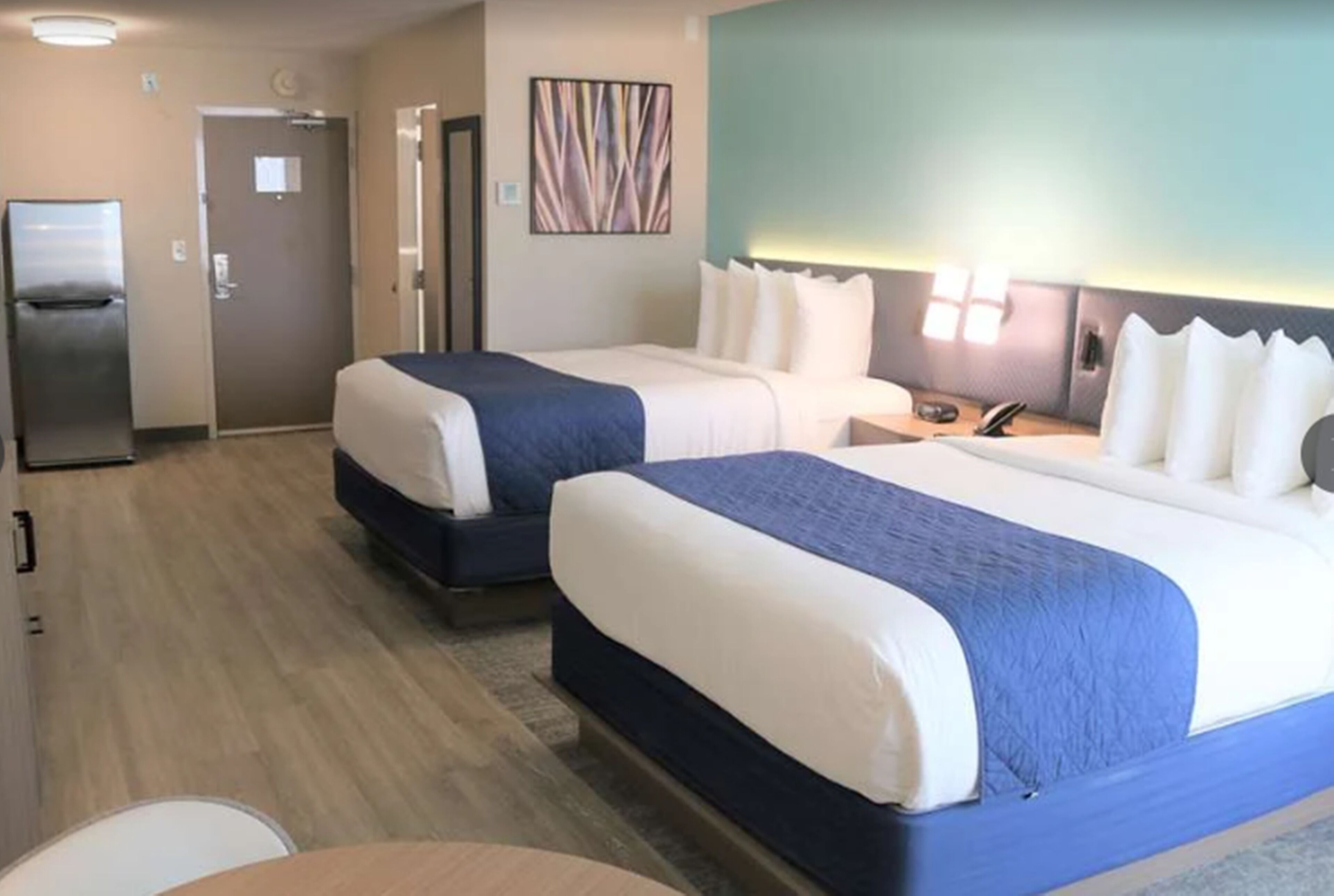 Safe på rommet, skrivebord og skrivebord for bærbar PC