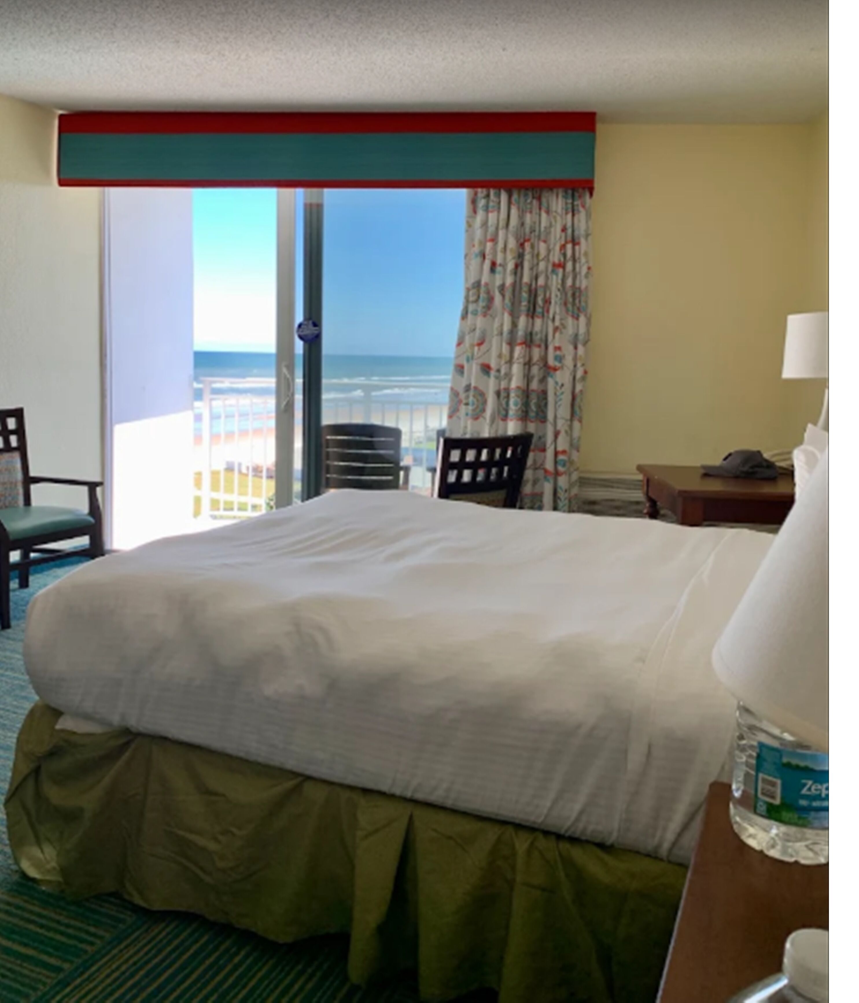 Safe på rommet, skrivebord og skrivebord for bærbar PC