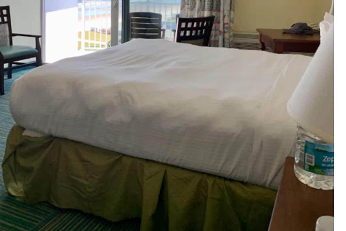 Safe på rommet, skrivebord og skrivebord for bærbar PC