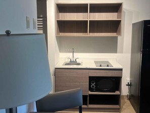 Fridge, microwave, stovetop - Extended Stay America Select Suites - Sterling (Sterling)