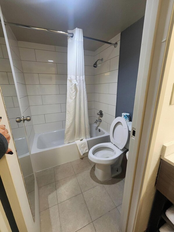 Kylpyhuone, jossa on kylpyamme, wc ja suihku.