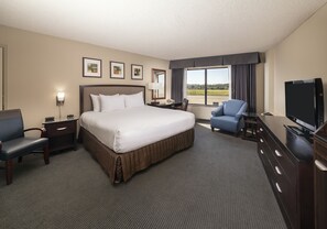 Premium bedding, pillowtop beds, in-room safe, desk - Concord Plaza Hotel (Concord)