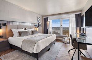 In-room safe, desk, blackout curtains, soundproofing - Leonardo Royal Hotel Frankfurt (Frankfurt)