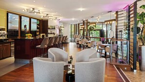 Un intérieur moderne avec un bar, des sièges et une grande fenêtre.
