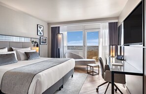 In-room safe, desk, blackout curtains, soundproofing - Leonardo Royal Hotel Frankfurt (Frankfurt)