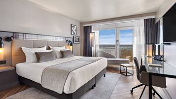Executive Double Room | In-room safe, desk, blackout drapes, soundproofing