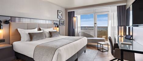 Executive Double Room | In-room safe, desk, blackout drapes, soundproofing