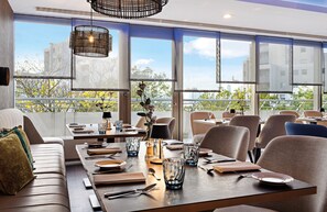 Déjeuner, dîner et souper servis sur place