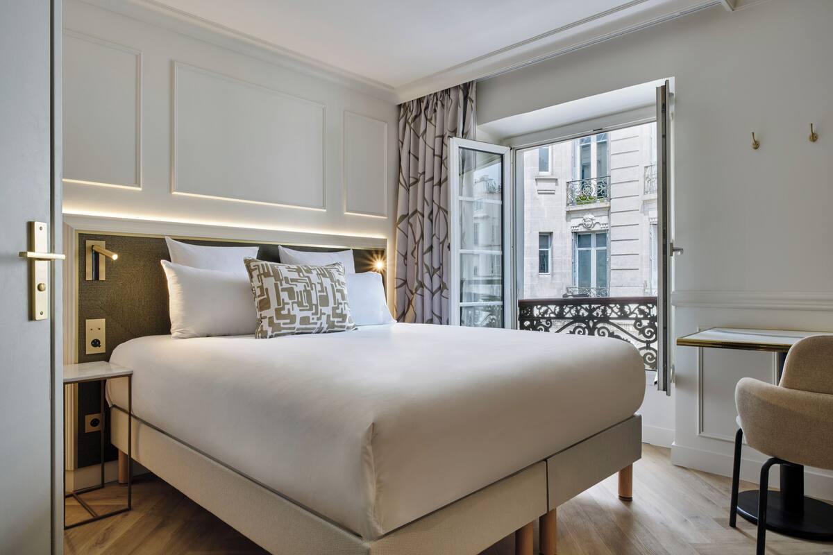Classic Double Room | In-room safe, desk, blackout curtains, iron/ironing board