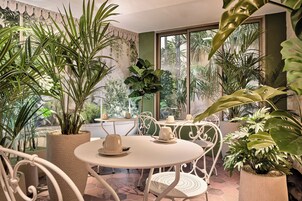 Desayuno buffet diario (EUR 14 por persona)