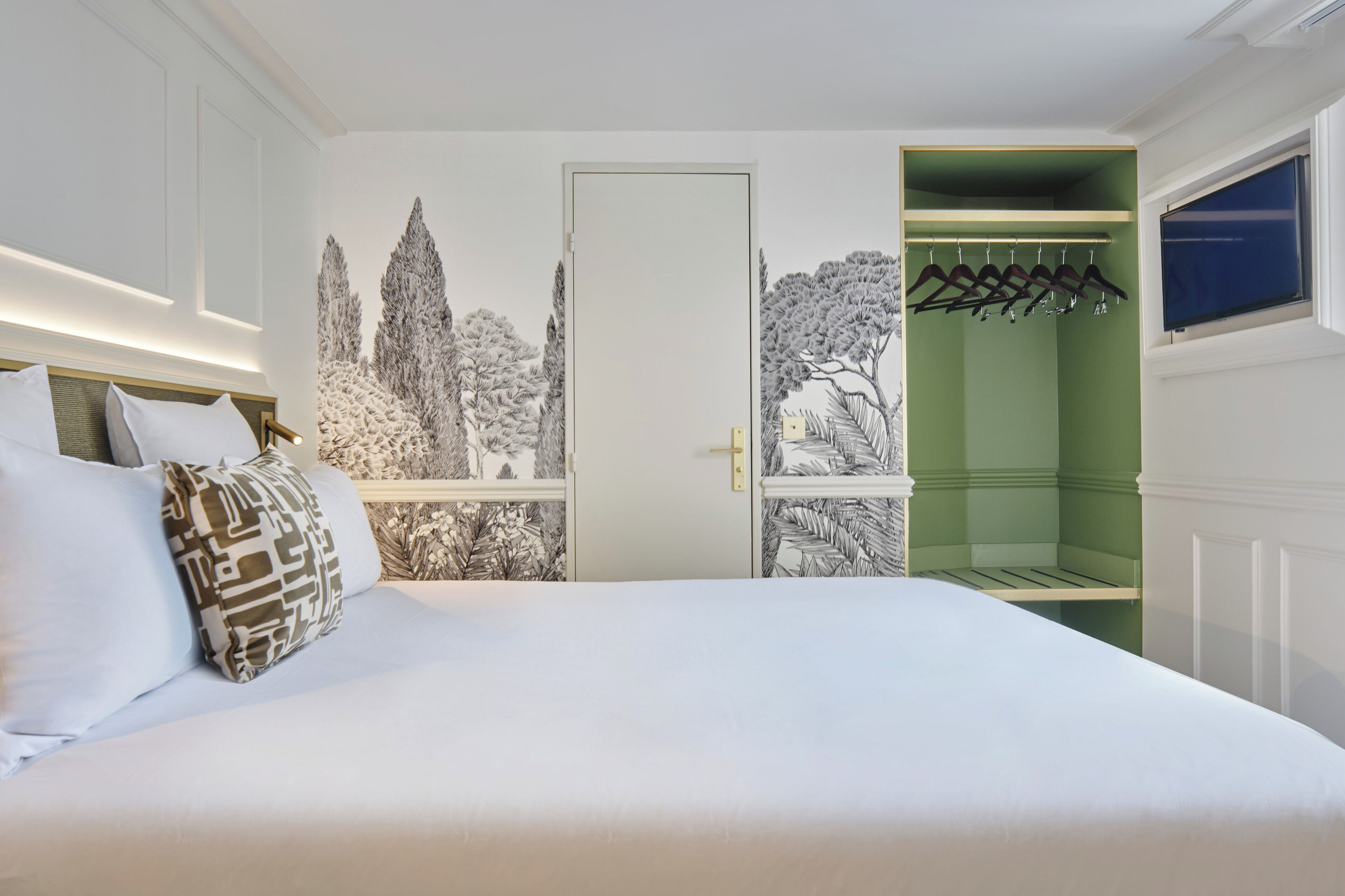 Un dormitorio con cama, armario y puerta.