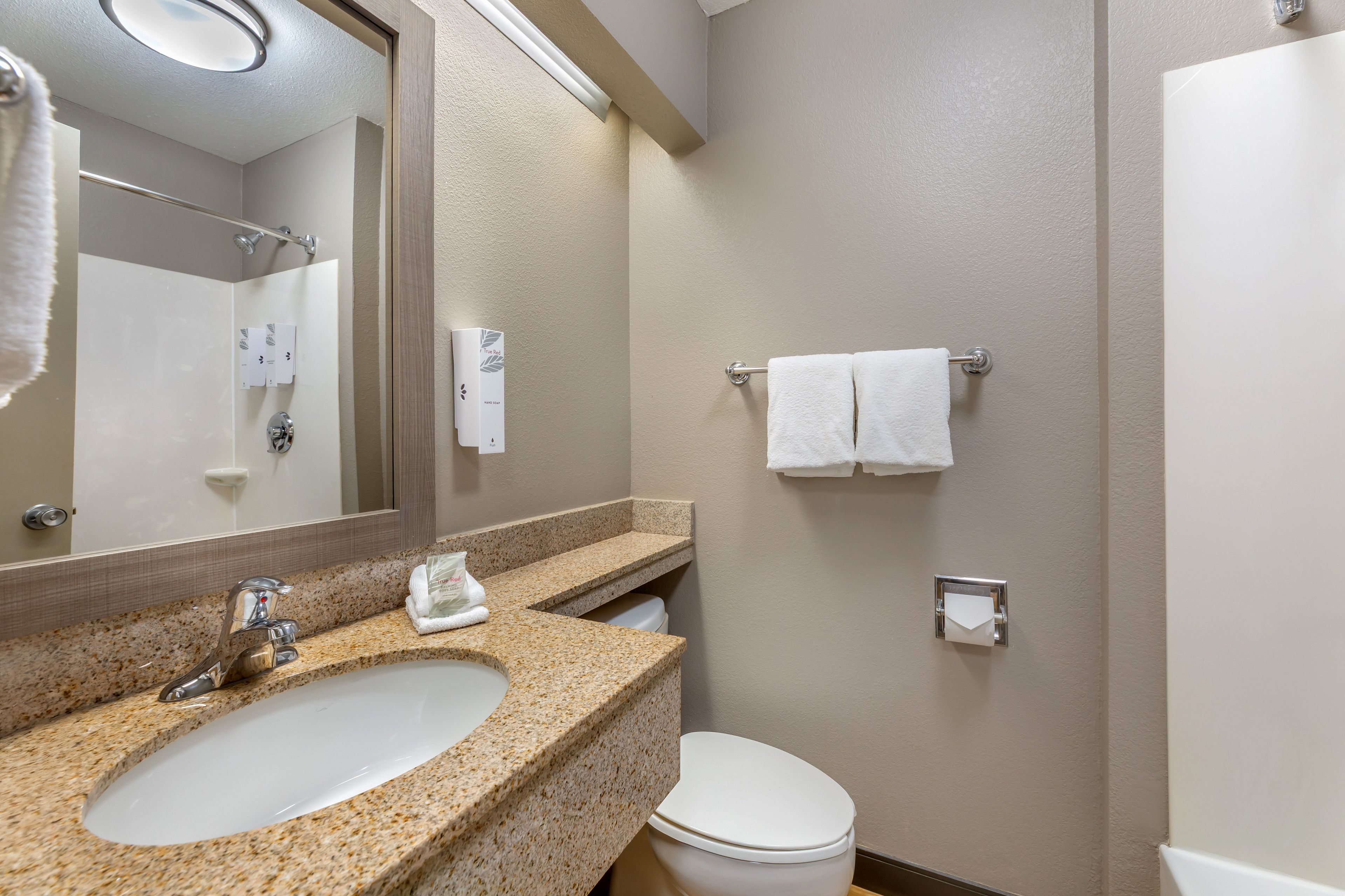 Combined shower/tub, free toiletries, hair dryer, towels