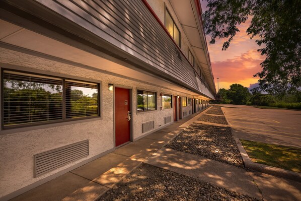 Fassade der Unterkunft – Abend/Nacht