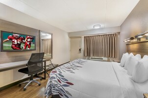 Escritorio, cortinas blackout y tabla de planchar con plancha