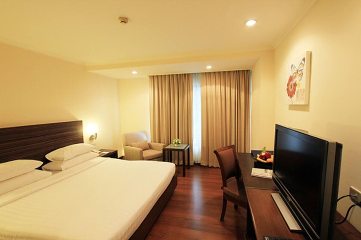 Superior Room | Minibar, in-room safe, desk, blackout drapes