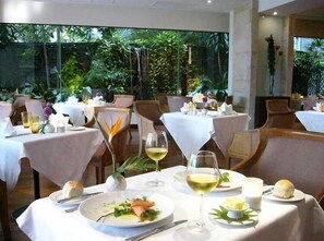 Breakfast, lunch, dinner and brunch served - St. James (Bangkok)