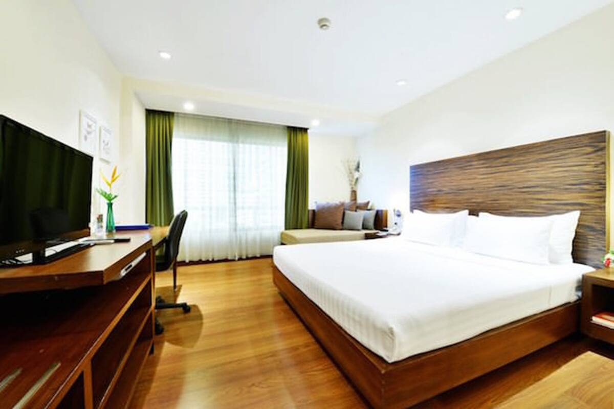 Deluxe Room | Minibar, in-room safe, desk, blackout drapes