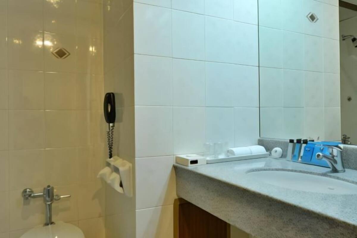Bathroom | Combined shower/tub, deep soaking tub, free toiletries, hair dryer