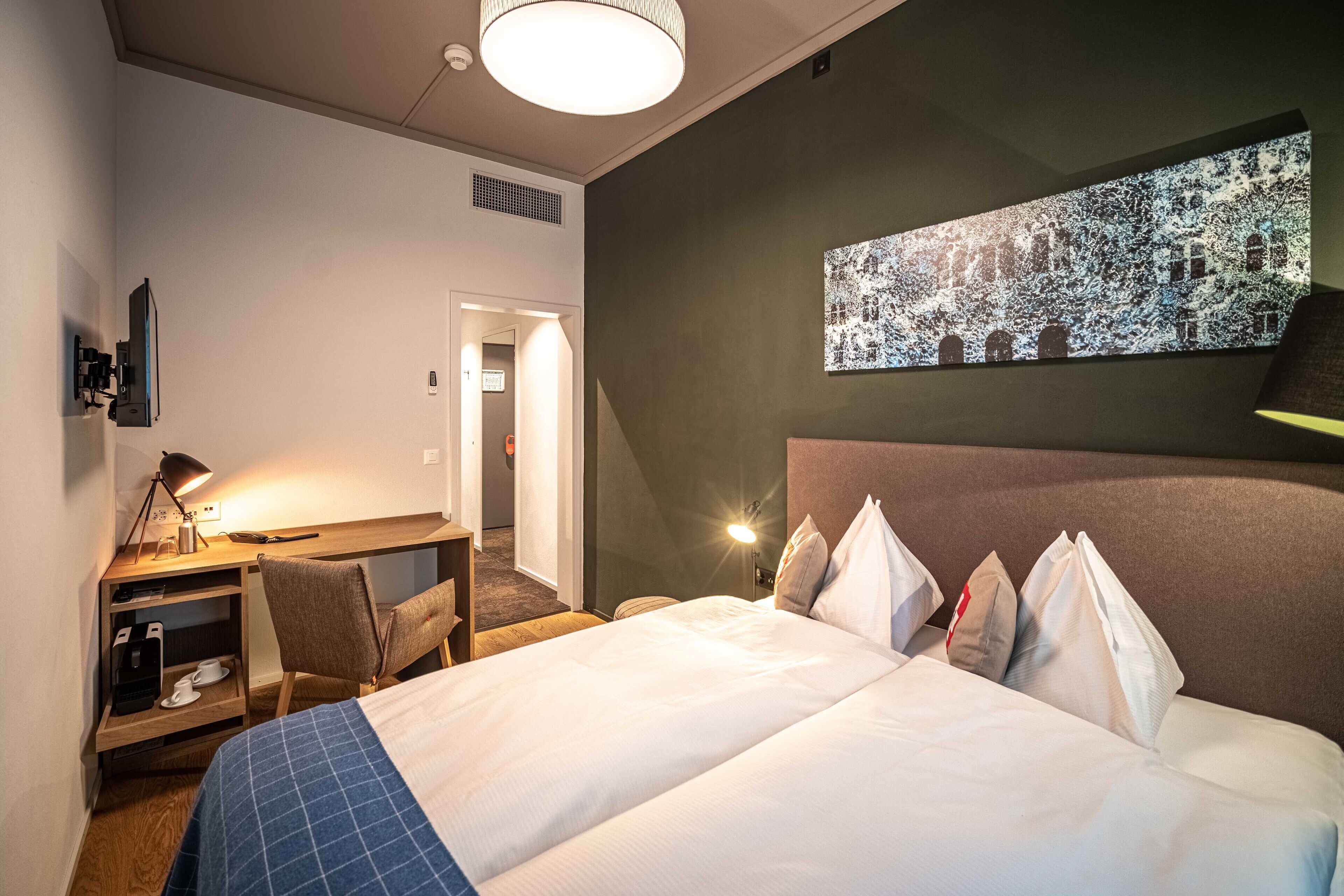 classic single room, 1 large single bed, non smoking | 1 bedroom, premium bedding, in-room safe, desk