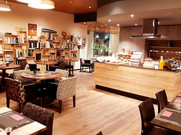 Daily buffet breakfast (CHF 22 per person)