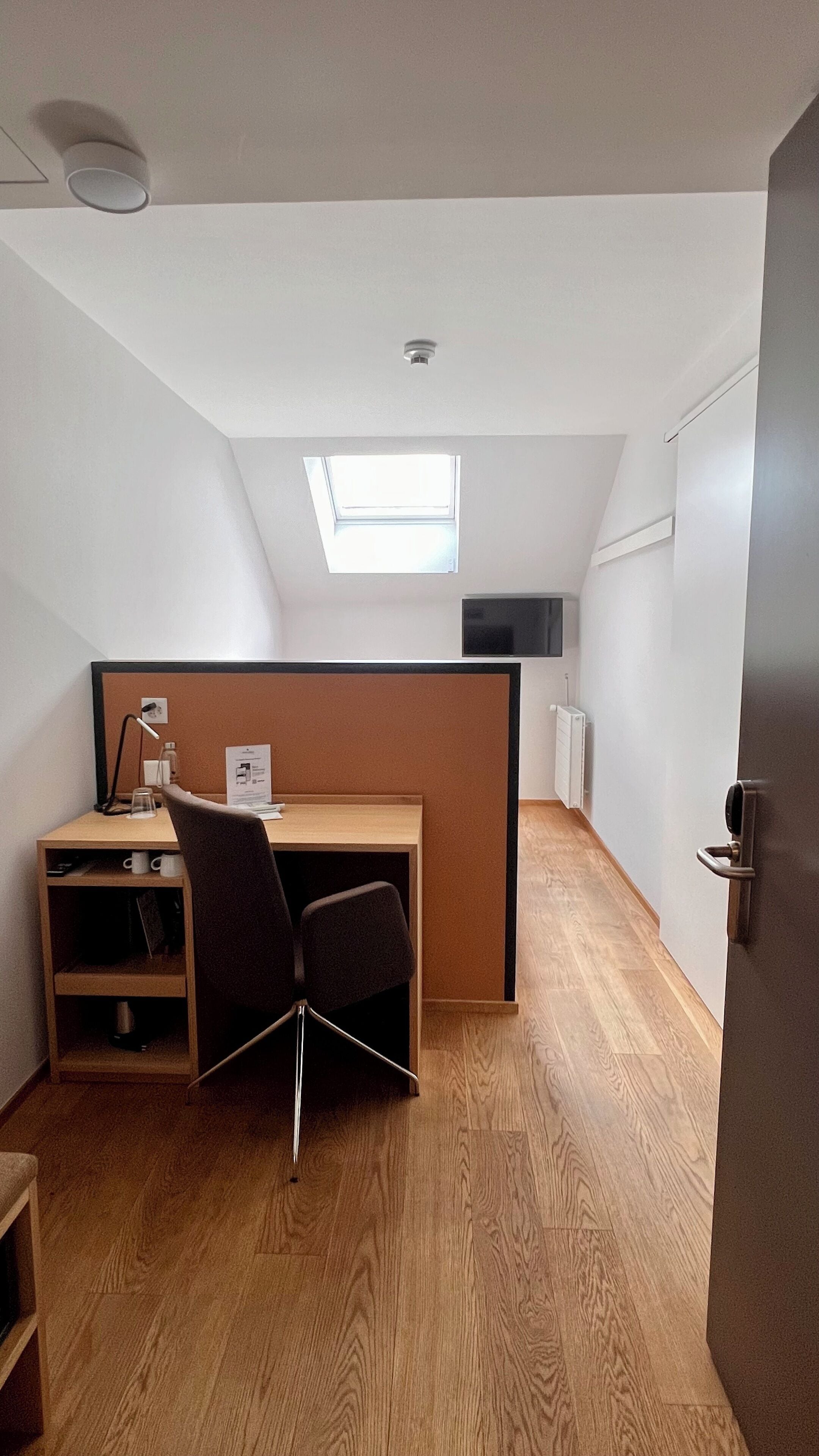 classic single room, 1 large single bed, non smoking | 1 bedroom, premium bedding, in-room safe, desk