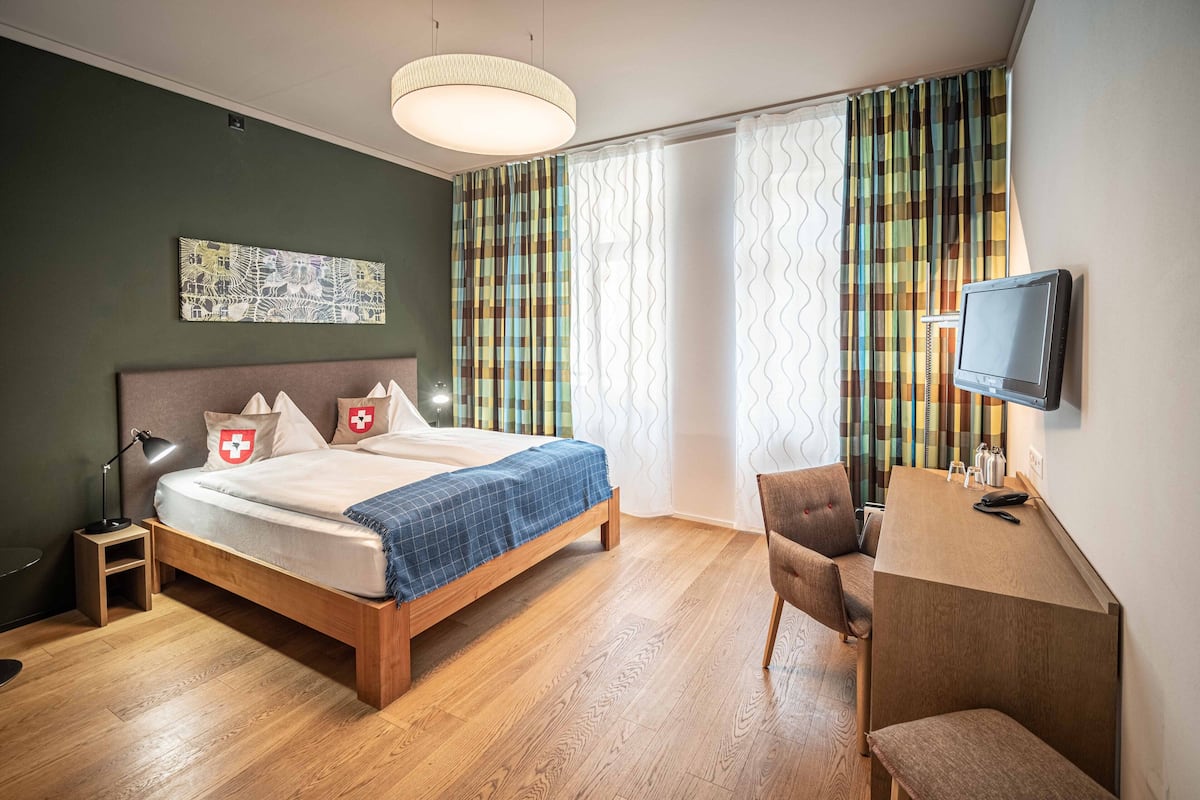 comfort room, 1 queen bed, non smoking | 1 bedroom, premium bedding, in-room safe, desk