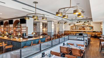 4 restaurants servant le petit déjeuner, le déjeuner et le dîner