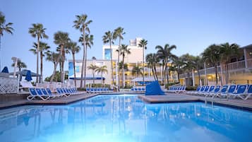 5 piscinas externas, espreguiçadeiras