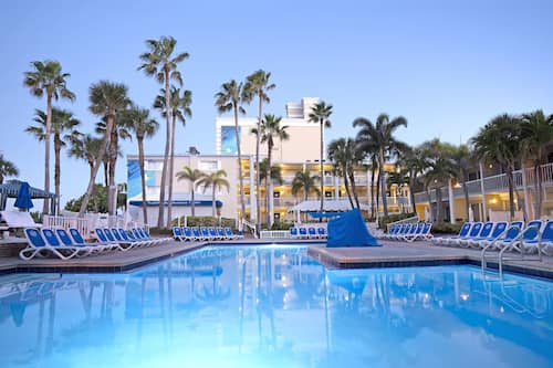 5 piscinas externas, espreguiçadeiras