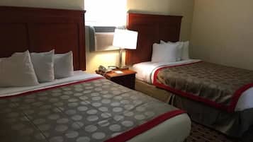 1 habitación, caja de seguridad en la habitación y escritorio