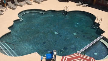 Alberca al aire libre y alberca climatizada