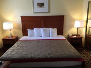 1 多间卧室、客房内保险箱、办公桌、遮光窗帘