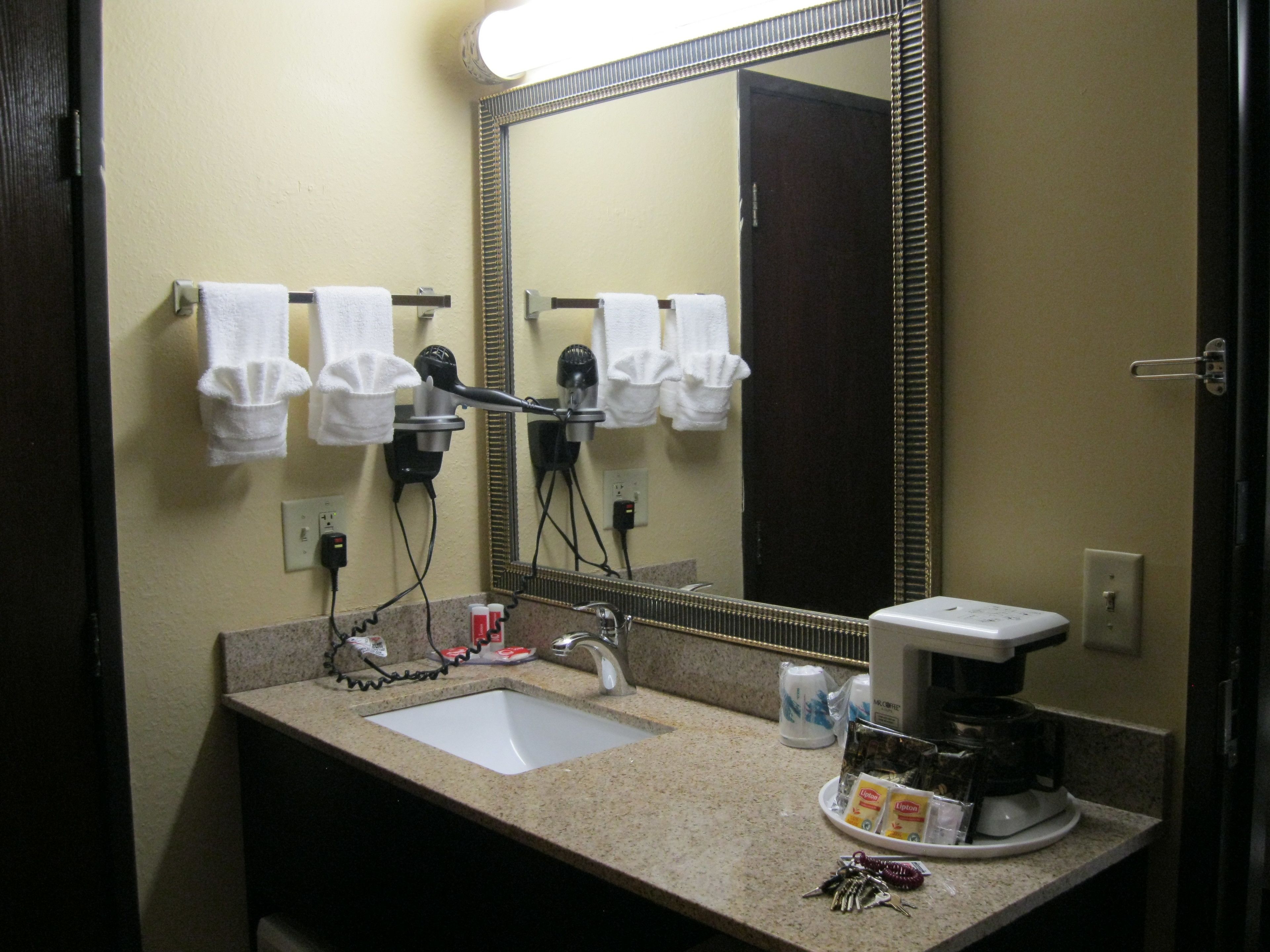 Combined shower/tub, hair dryer, towels