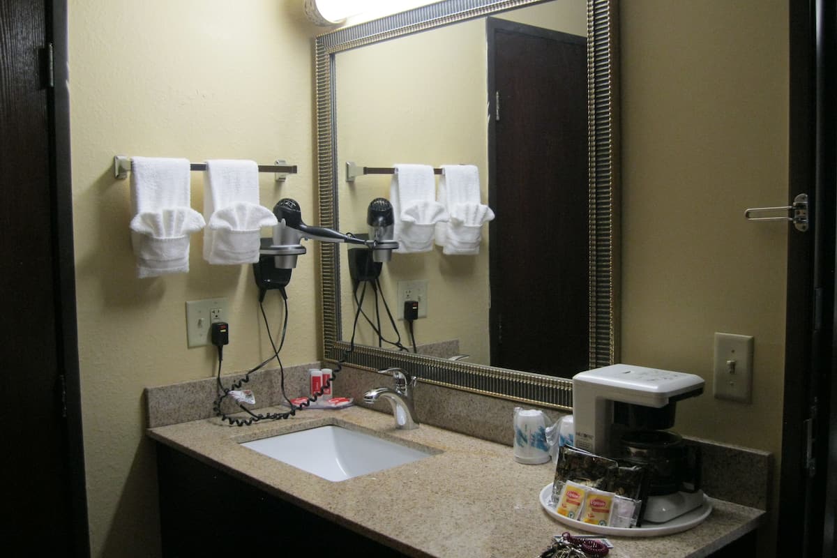 Combined shower/bathtub, hair dryer, towels