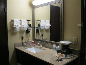 Combined shower/bathtub, hair dryer, towels