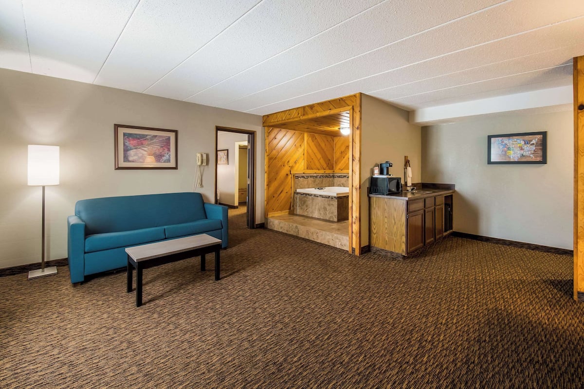Suite, 1 King Bed, Non Smoking | 1 bedroom, premium bedding, in-room safe, desk