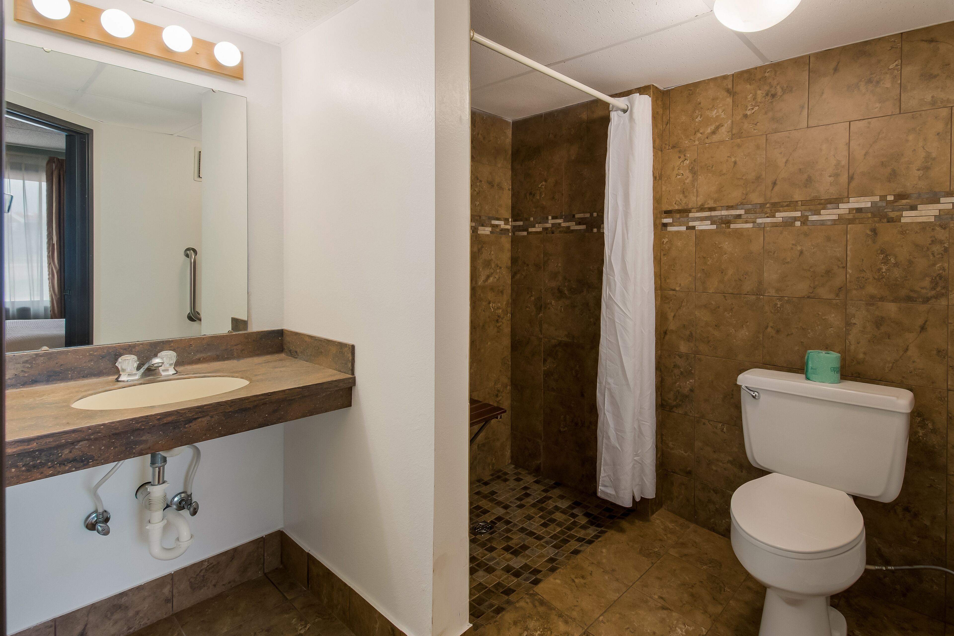Senior-Zimmer, 1 Queen-Bett, barrierefrei, Nichtraucher | Badezimmer | Duschwanne, Haartrockner, Handtücher
