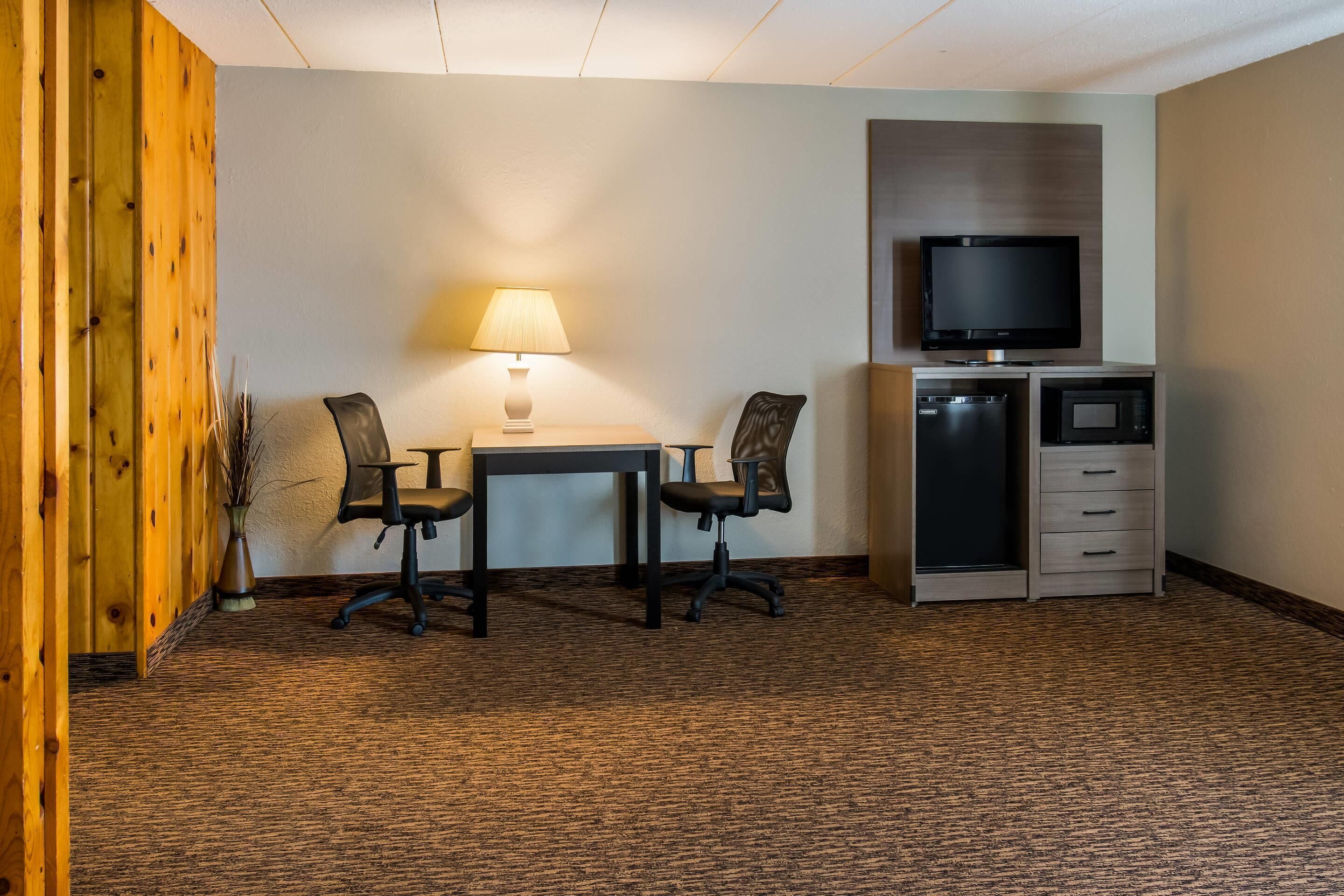 Suite, 1 King Bed, Non Smoking | 1 bedroom, premium bedding, in-room safe, desk