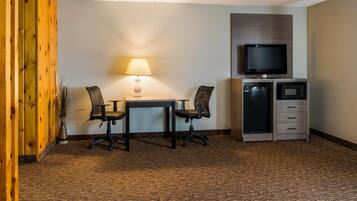 Suite, 1 King Bed, Non Smoking | 1 bedroom, premium bedding, in-room safe, desk