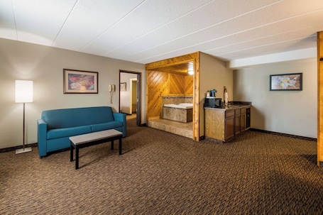 Suite, 1 King Bed, Non Smoking | 1 bedroom, premium bedding, in-room safe, desk. Econo Lodge Duluth near Miller Hill Mall