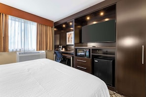 Standard Room, 1 King Bed, Accessible, Refrigerator & Microwave | Desk, laptop workspace, iron/ironing board, WiFi