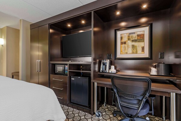 Desk, laptop workspace, iron/ironing board, WiFi - Best Western Plus InnTowner Madison (Madison)