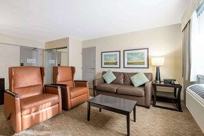 Suite, 1 cama King size, microondas | Escritorio y espacio para trabajar con laptop 