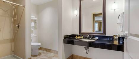 Ein Badezimmer mit Dusche, Toilette und Waschbecken.