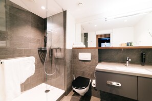 Shower, eco-friendly toiletries, hair dryer, slippers - Park Hotel Winterthur (Winterthur)